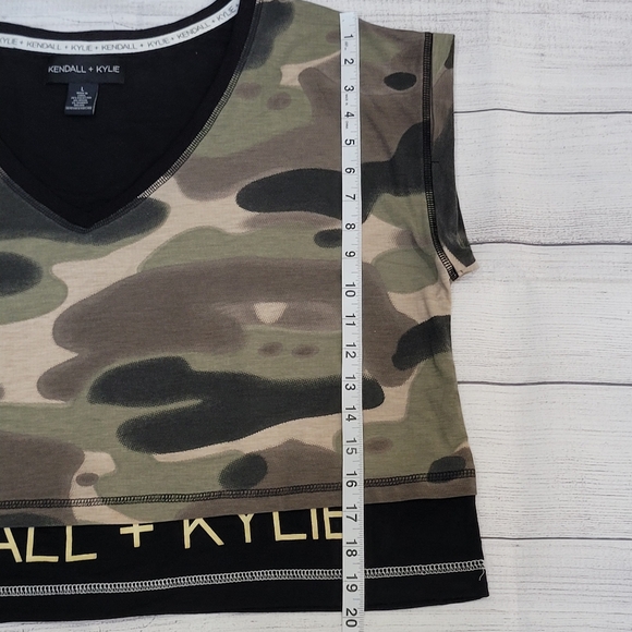 Kendall + Kylie NWOT Large Green Camo Double Layer Crop Tee - Picture 6 of 9